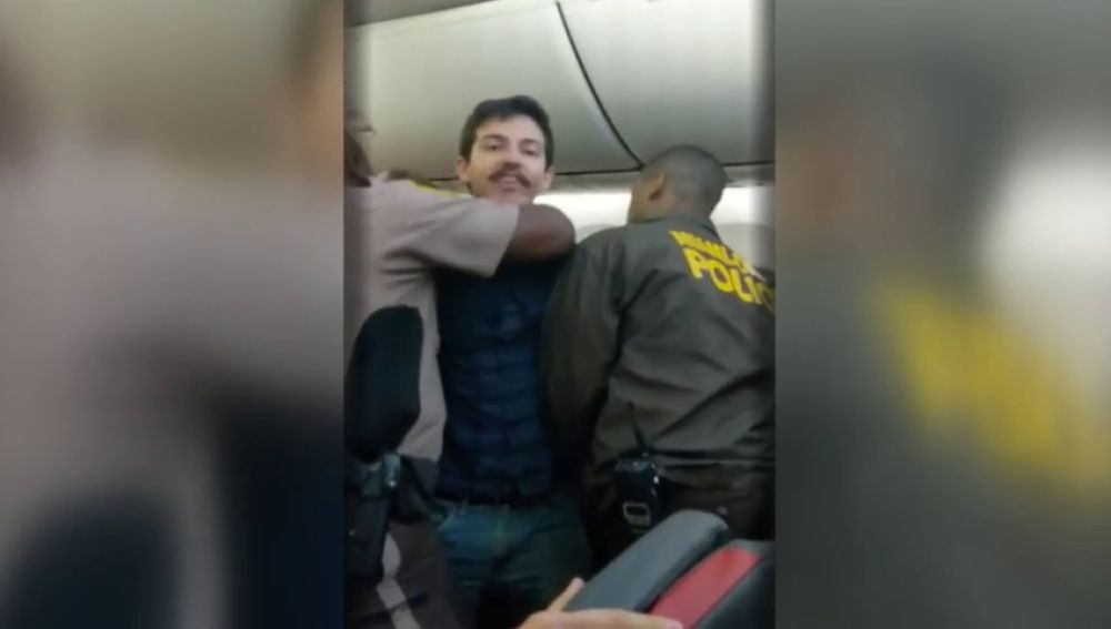 La policia de Miami utiliza una pistola eléctrica para expulsar a un pasajero de un avión