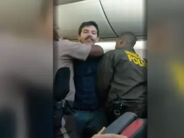 La policia de Miami utiliza una pistola eléctrica para expulsar a un pasajero de un avión La policia de Miami utiliza una pistola eléctrica para expulsar a un pasajero de un avión
