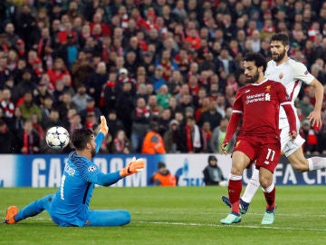 Salah pica el balón para marcar con el Liverpool