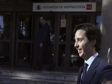 Nicolás Gómez Iglesias, conocido como el pequeño Nicolás, a su llegada a los juzgados de Plaza de Castilla. Nicolás Gómez Iglesias, conocido como el pequeño Nicolás, a su llegada a los juzgados de Plaza de Castilla.