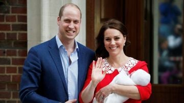 El príncipe Guillermo y Kate Middleton, con su tercer hijo El príncipe Guillermo y Kate Middleton, con su tercer hijo