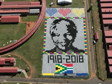 Vista de un retrato hecho con mantas de crochet de Nelson Mandela Vista de un retrato hecho con mantas de crochet de Nelson Mandela