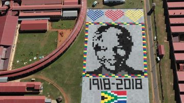Vista de un retrato hecho con mantas de crochet de Nelson Mandela