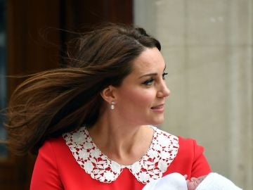 Kate Middleton a la salida del hospital con su hijo en brazos 