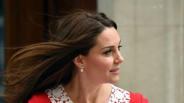 Kate Middleton a la salida del hospital con su hijo en brazos
