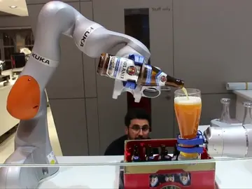 Robots que cortan el césped, limpian los cristales y la barbacoa Robots que cortan el césped, limpian los cristales y la barbacoa