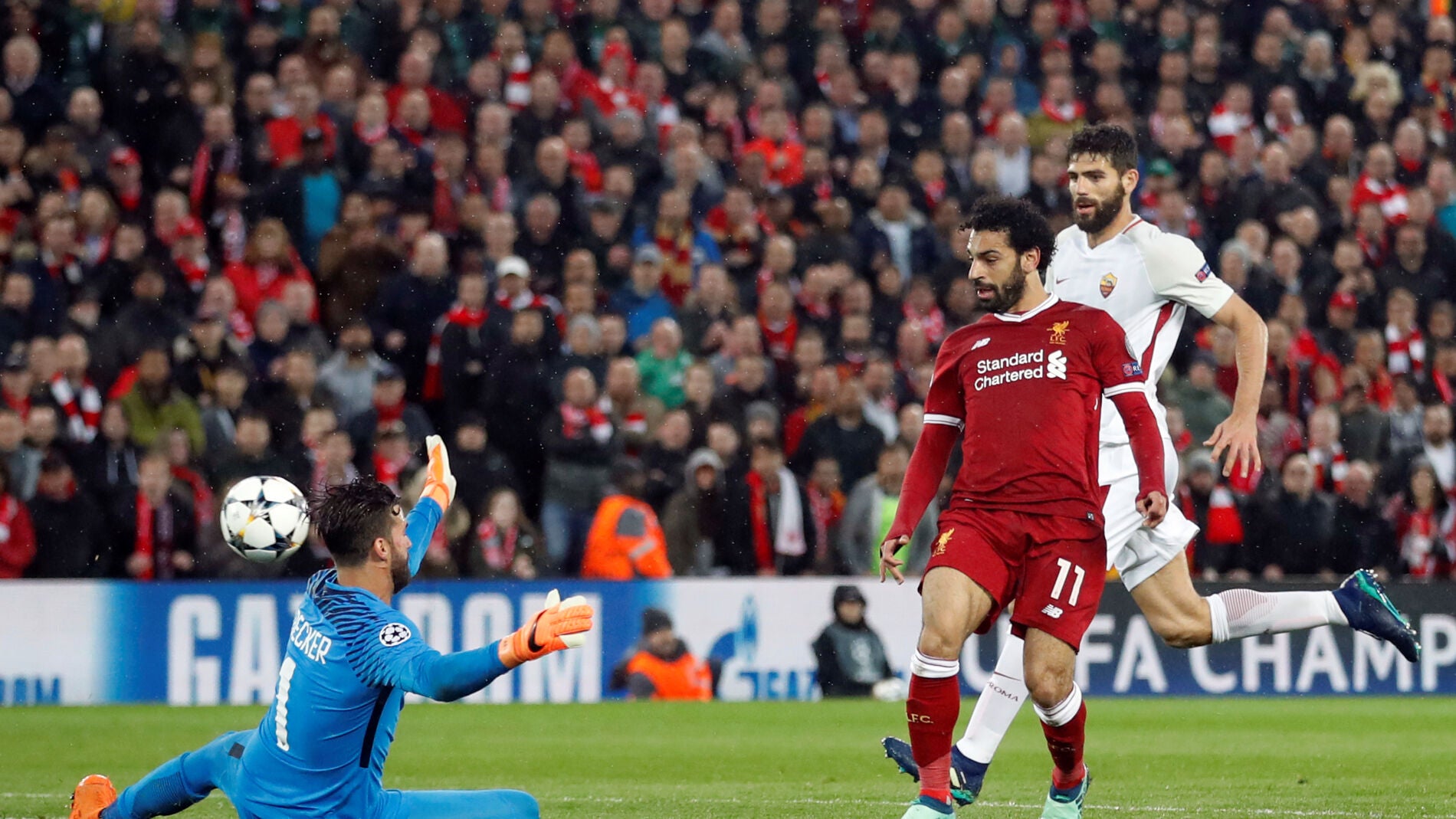 Mohamed Salah hace su segundo gol ante Alisson
