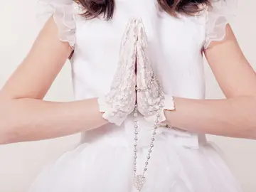 Imagen de archivo de una niña con un vestido de comunión Imagen de archivo de una niña con un vestido de comunión