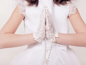 Imagen de archivo de una niña con un vestido de comunión Imagen de archivo de una niña con un vestido de comunión