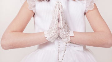 Imagen de archivo de una niña con un vestido de comunión