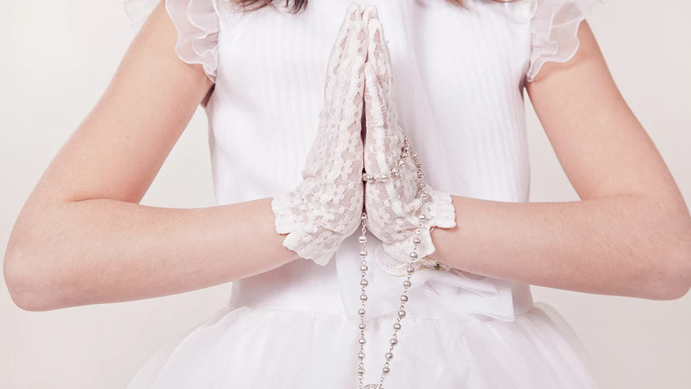 Imagen de archivo de una niña con un vestido de comunión Imagen de archivo de una niña con un vestido de comunión
