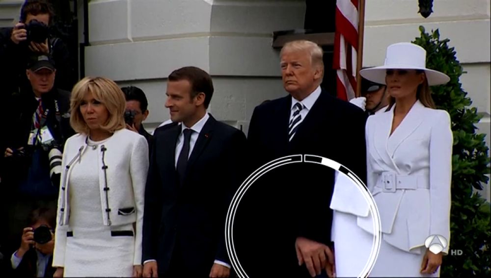 Donald Trump intentando dar la mano a su mujer