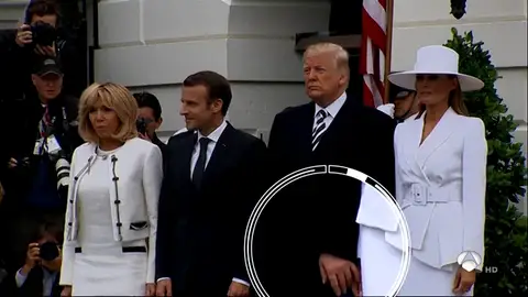 Donald Trump intentando dar la mano a su mujer Donald Trump intentando dar la mano a su mujer