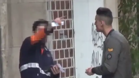 Detenido por agredir brutalmente a un hombre y difundir el vídeo en redes sociales Detenido por agredir brutalmente a un hombre y difundir el vídeo en redes sociales
