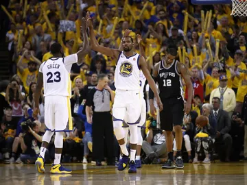 Kevin Durant y Green celebran un canasta ante los Spurs Kevin Durant y Green celebran un canasta ante los Spurs