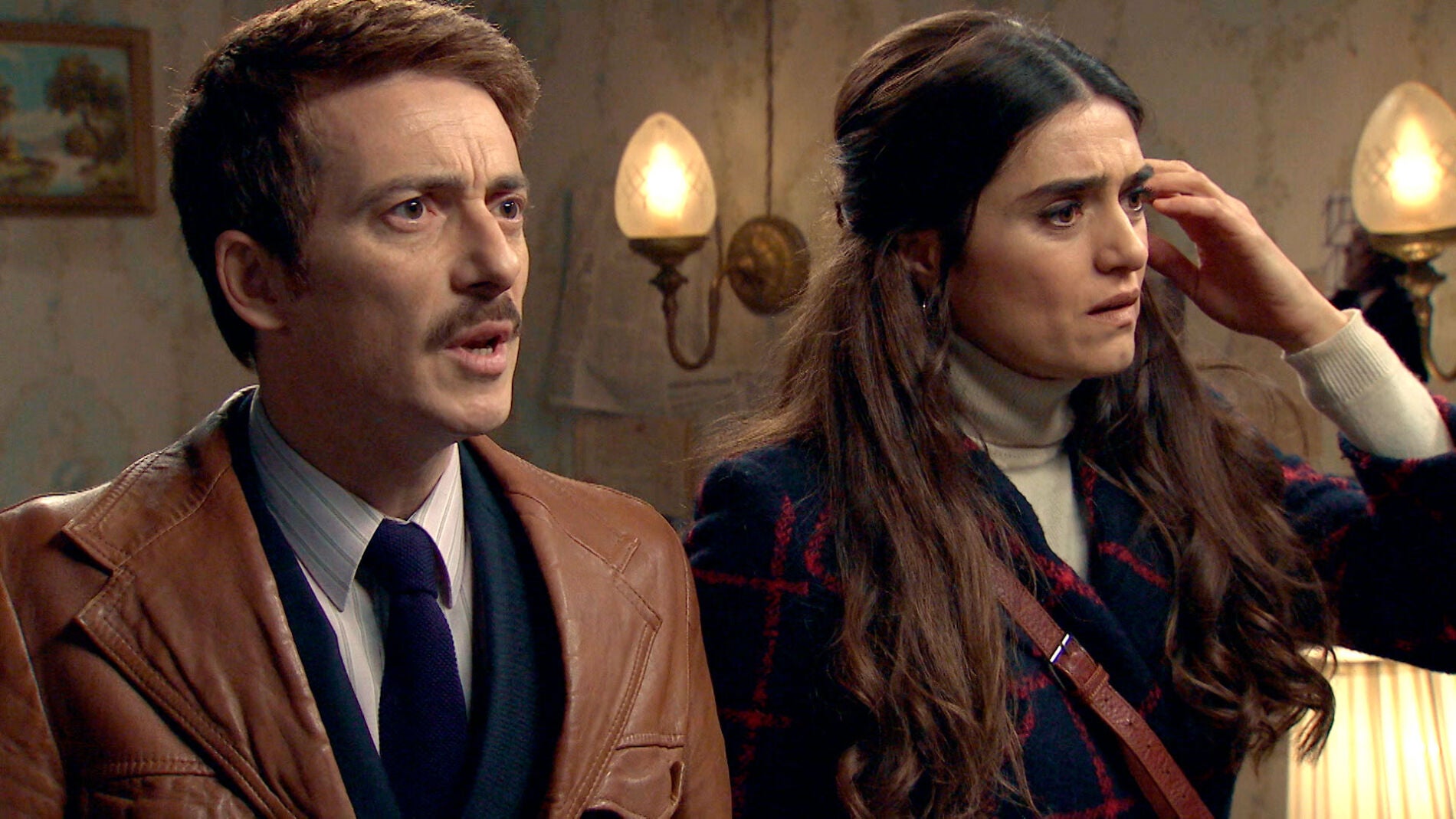 Dur&aacute;n y Vicky, a punto de ser descubiertos por Ortega en la habitaci&oacute;n secreta