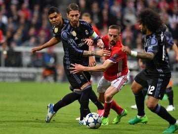 Sergio Ramos disputa un balón con Ribéry en el Allianz Arena