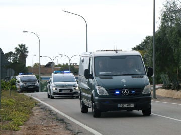 Un furgón policial traslada a Ana Julia Quezada