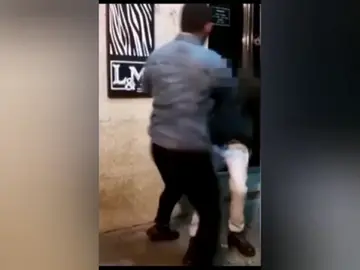 Agreden brutalmente a un hombre y difunden el vídeo en las redes Agreden brutalmente a un hombre y difunden el vídeo en las redes