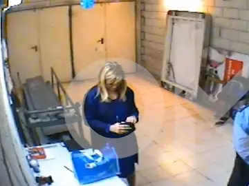 Imagen de Cifuentes tras ser sorprendida intentando robar en un supermercado Imagen de Cifuentes tras ser sorprendida intentando robar en un supermercado