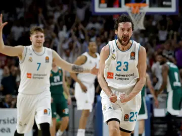 Llull celebra un punto con el Real Madrid Llull celebra un punto con el Real Madrid