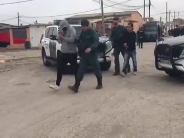 Macrooperación antidroga con 300 guardias civiles en un poblado chabolista Macrooperación antidroga con 300 guardias civiles en un poblado chabolista
