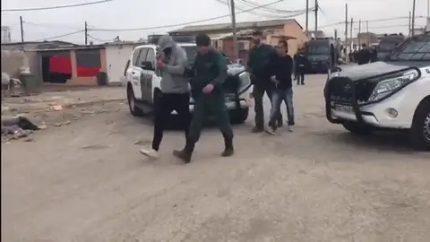 Macrooperación antidroga con 300 guardias civiles en un poblado chabolista Macrooperación antidroga con 300 guardias civiles en un poblado chabolista