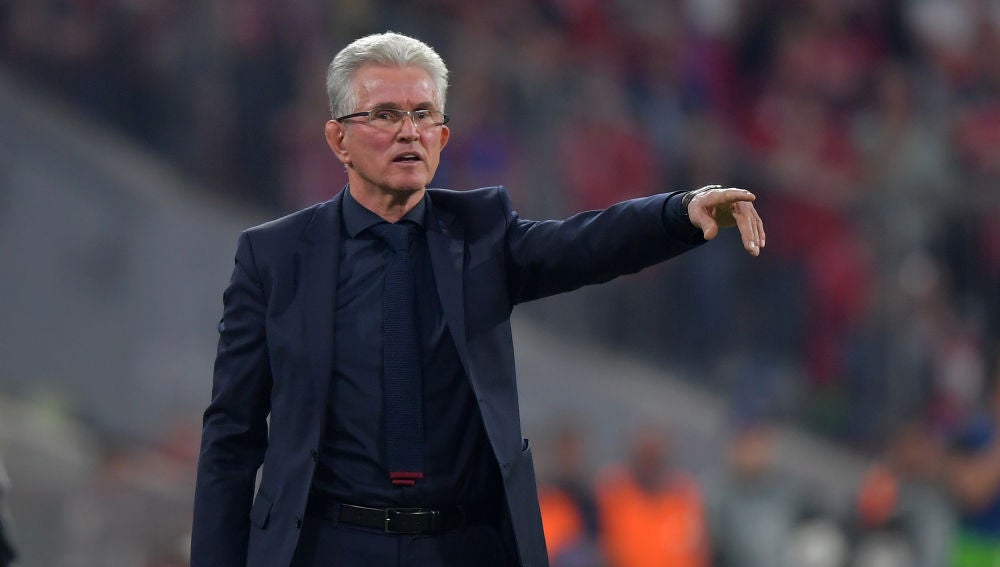 Heynckes da instrucciones a los jugadores del Bayern