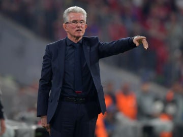 Heynckes da instrucciones a los jugadores del Bayern