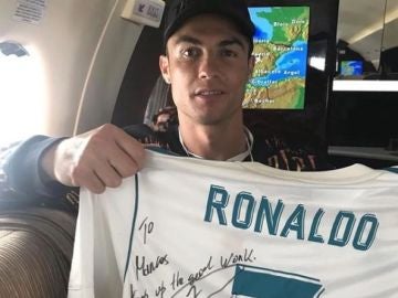 Cristiano Ronaldo, con su camiseta firmada