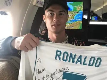 Cristiano Ronaldo, con su camiseta firmada Cristiano Ronaldo, con su camiseta firmada