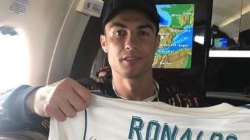 Cristiano Ronaldo, con su camiseta firmada