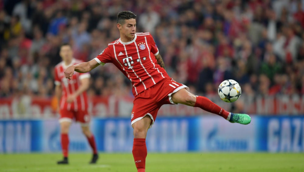James golpea un balón