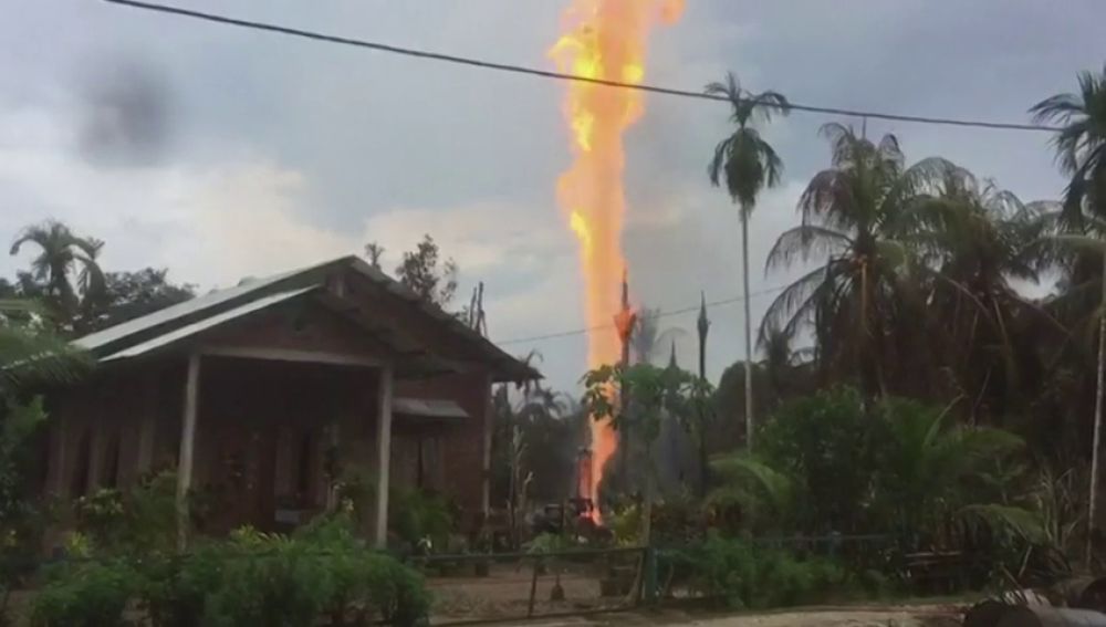 11 Muertos y 40 heridos por un incendio en un pozo petrolífero en Indonesia