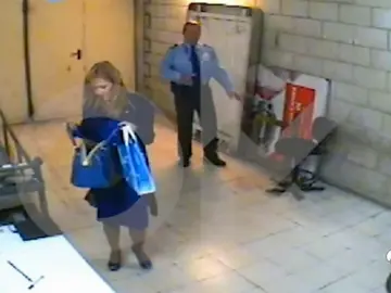 Acusan a Cristina Cifuentes de robar cosméticos en un hipermercado cuando era vicepresidenta de la Asamblea de Madrid Acusan a Cristina Cifuentes de robar cosméticos en un hipermercado cuando era vicepresidenta de la Asamblea de Madrid