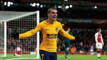 Griezmann celebra su gol en el Emirates Stadium