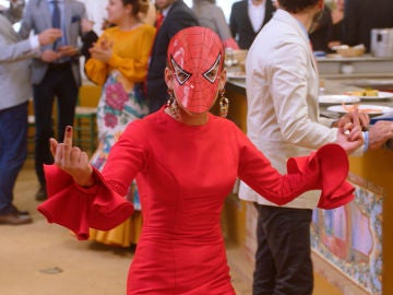 Spiderman se cuela en la Feria de Abril de 'Allí Abajo'