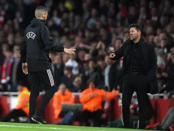 Simeone protesta la acción al árbitro Simeone protesta la acción al árbitro