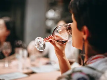 Acné y alcohol, de la mano. Acné y alcohol, de la mano.