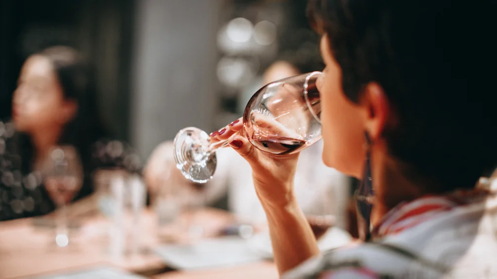 Acné y alcohol, de la mano. El vino tinto hace estragos.
