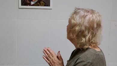 Llega a casa y se encuentra a su abuela rezándole a este actor creyendo que es Jesucristo