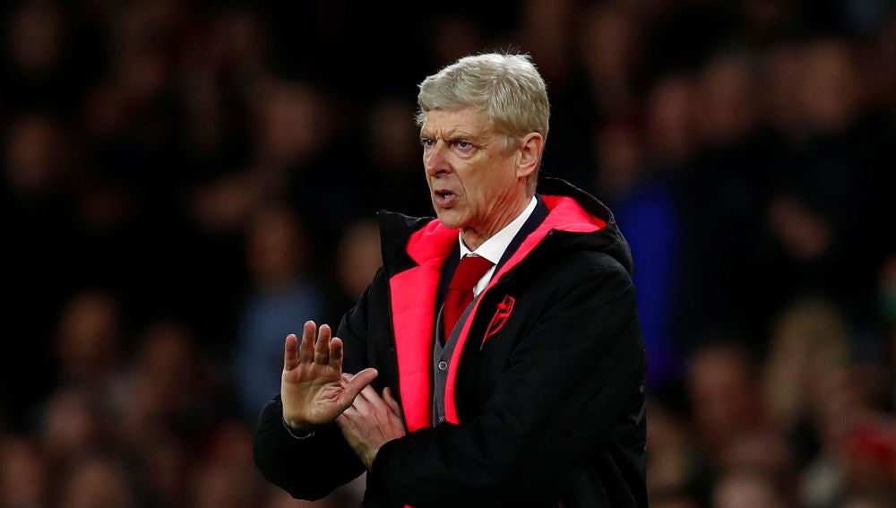 Arsene Wenger da instrucciones a sus jugadores desde la banda