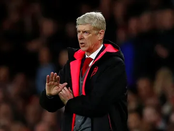 Arsene Wenger da instrucciones a sus jugadores desde la banda Arsene Wenger da instrucciones a sus jugadores desde la banda