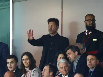 Simeone, en la grada del Emirates tras ser expulsado Simeone, en la grada del Emirates tras ser expulsado