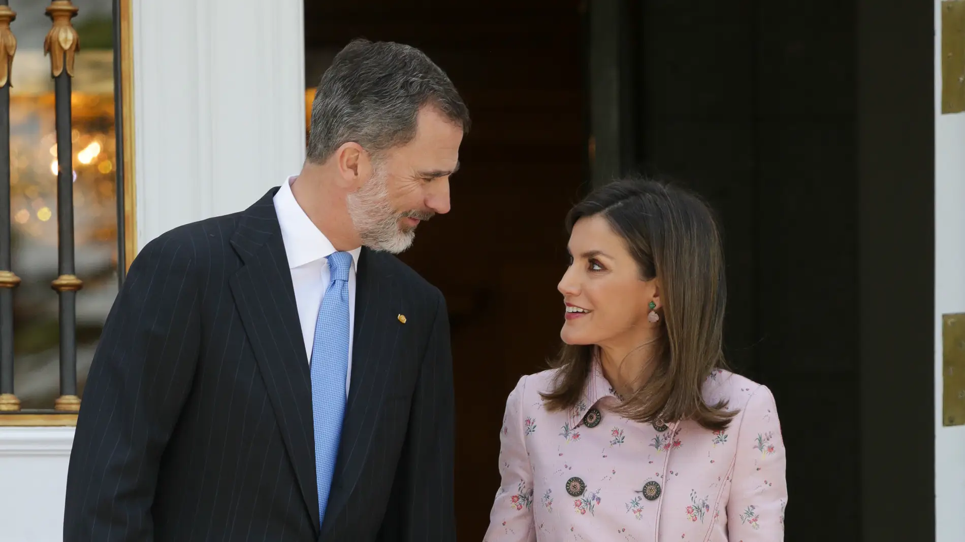 Los Reyes de España se dirigen una mirada cómplice