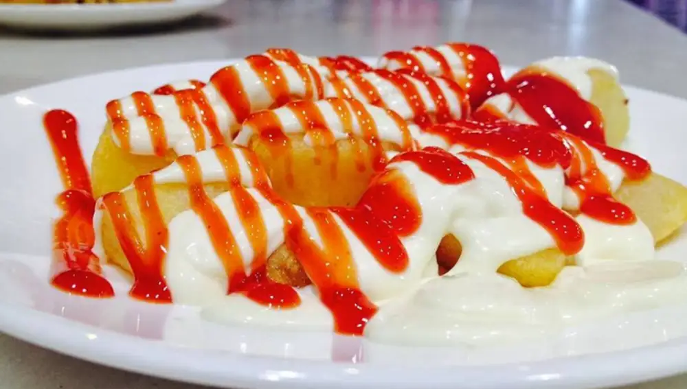 Bravas a 2 euros para acompañar la caña a 0,50 euros. Bravas a 2 euros para acompañar la caña a 0,50 euros.