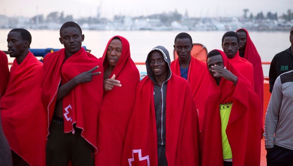 Llegan al puerto de Motril un grupo de inmigrantes rescatados por Salvamento Marítimo mientras navegaban en una patera en las cercanías de la isla de Alborán.