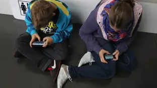 Menores utilizando el móvil Menores utilizando el móvil