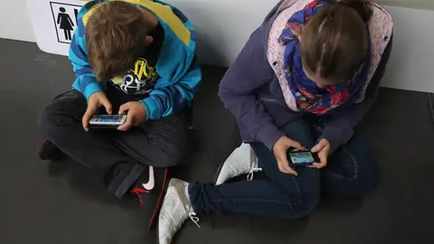 Menores utilizando el móvil