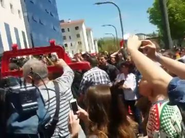 Tensión a las puertas de la Audiencia de Navarra tras la resolución de la sentencia de 'La Manada': "No es abuso, es violación"